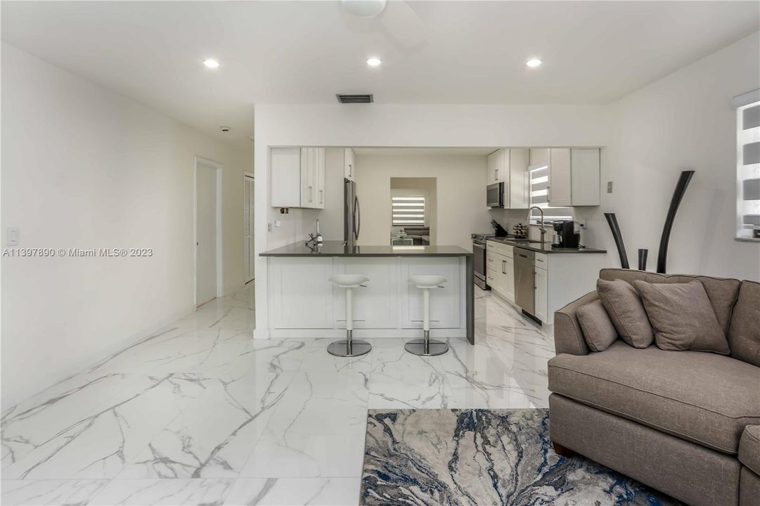 Recently Sold: $800,000 (3 beds, 2 baths, 1818 Square Feet)