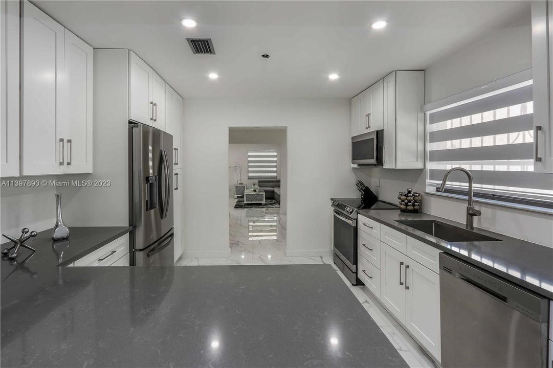 Recently Sold: $800,000 (3 beds, 2 baths, 1818 Square Feet)