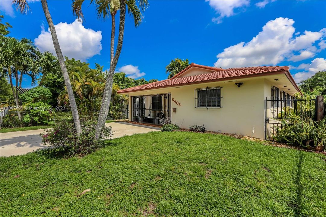 Recently Sold: $800,000 (3 beds, 2 baths, 1818 Square Feet)