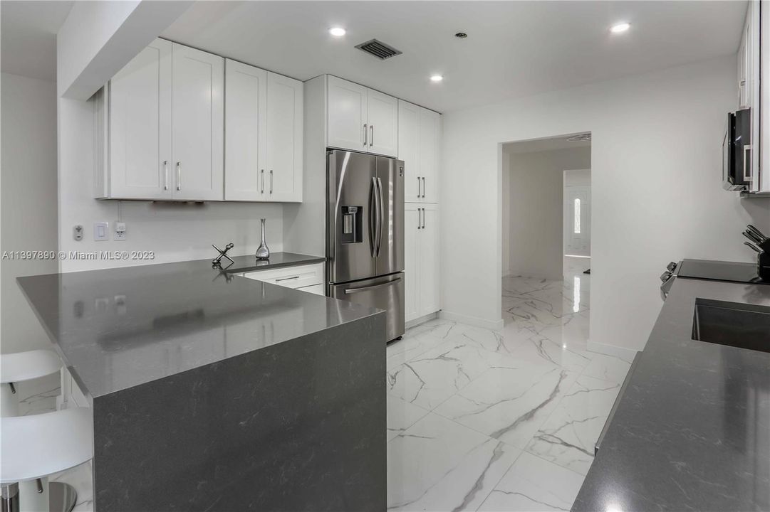 Recently Sold: $800,000 (3 beds, 2 baths, 1818 Square Feet)