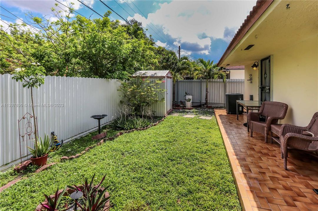 Recently Sold: $800,000 (3 beds, 2 baths, 1818 Square Feet)