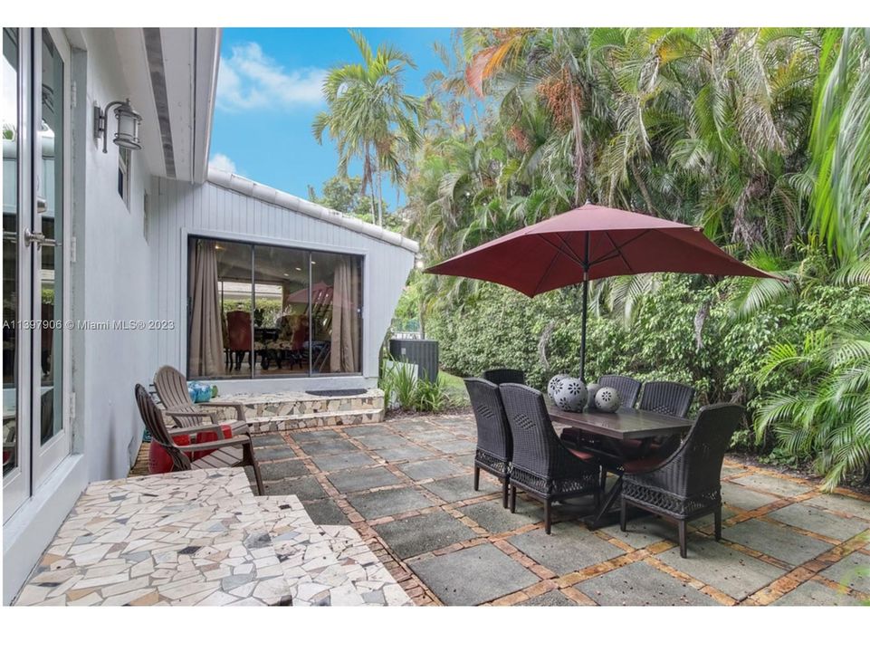 Recently Sold: $1,550,000 (3 beds, 2 baths, 1504 Square Feet)