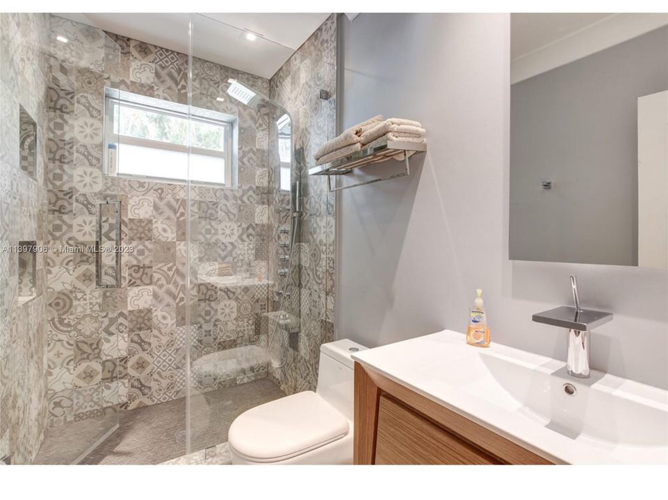 Recently Sold: $1,550,000 (3 beds, 2 baths, 1504 Square Feet)