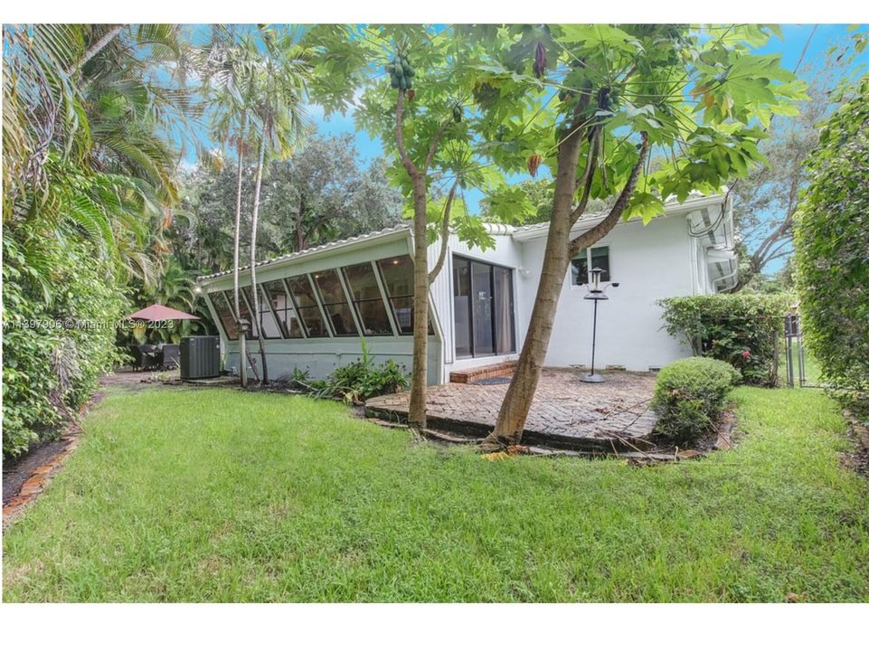 Recently Sold: $1,550,000 (3 beds, 2 baths, 1504 Square Feet)