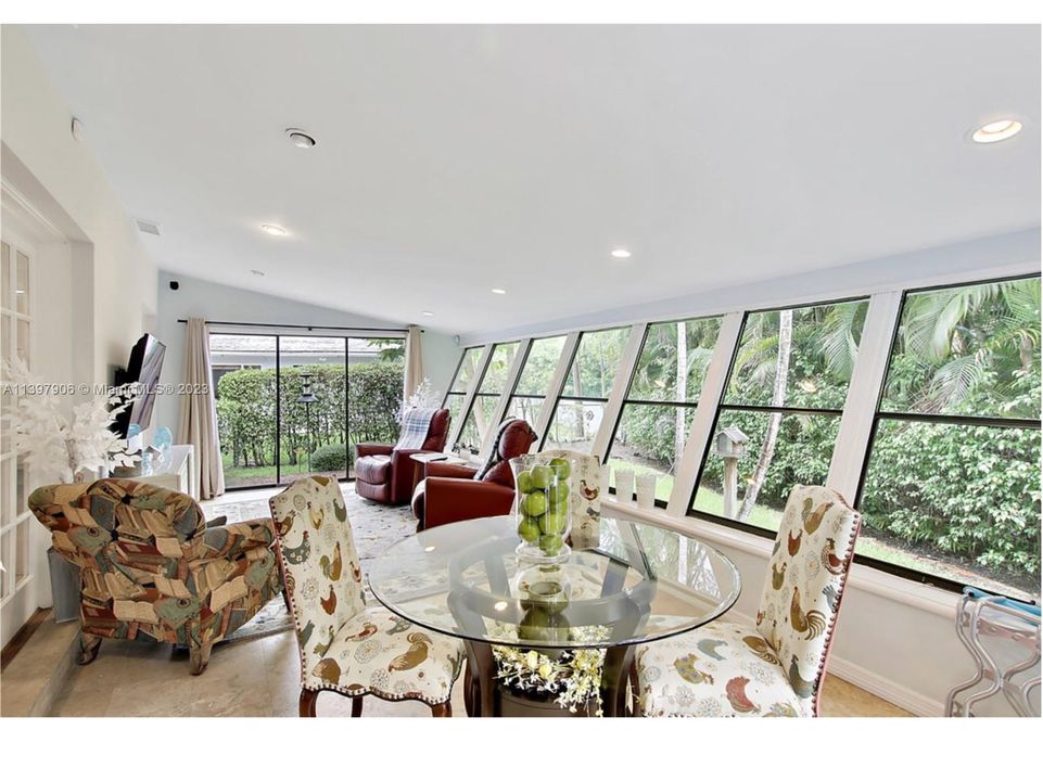 Recently Sold: $1,550,000 (3 beds, 2 baths, 1504 Square Feet)