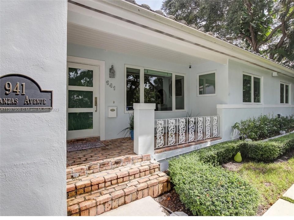 Recently Sold: $1,550,000 (3 beds, 2 baths, 1504 Square Feet)