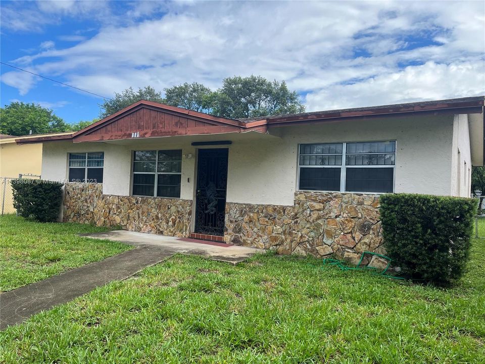 Recently Sold: $450,000 (3 beds, 2 baths, 1340 Square Feet)