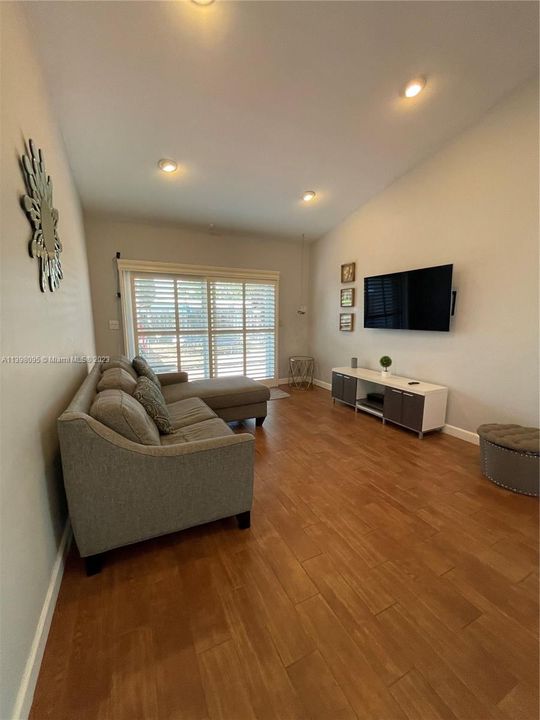 Recently Sold: $469,000 (3 beds, 2 baths, 1487 Square Feet)