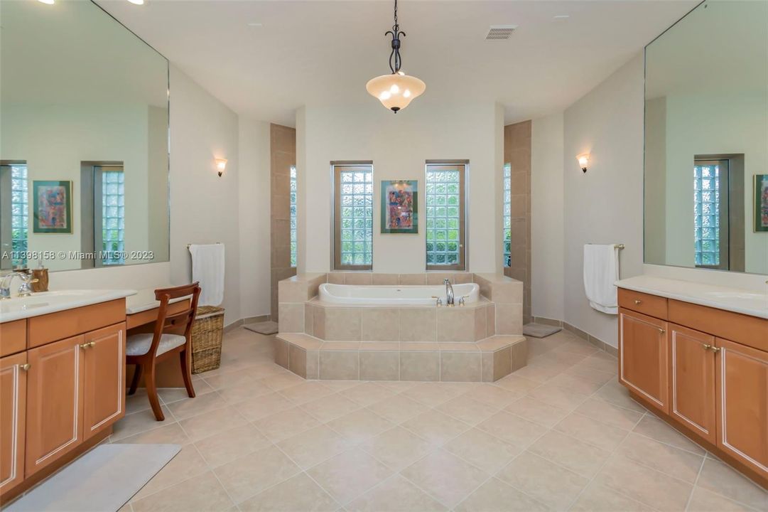 最近售出: $1,550,000 (5 贝兹, 4 浴室, 4225 平方英尺)