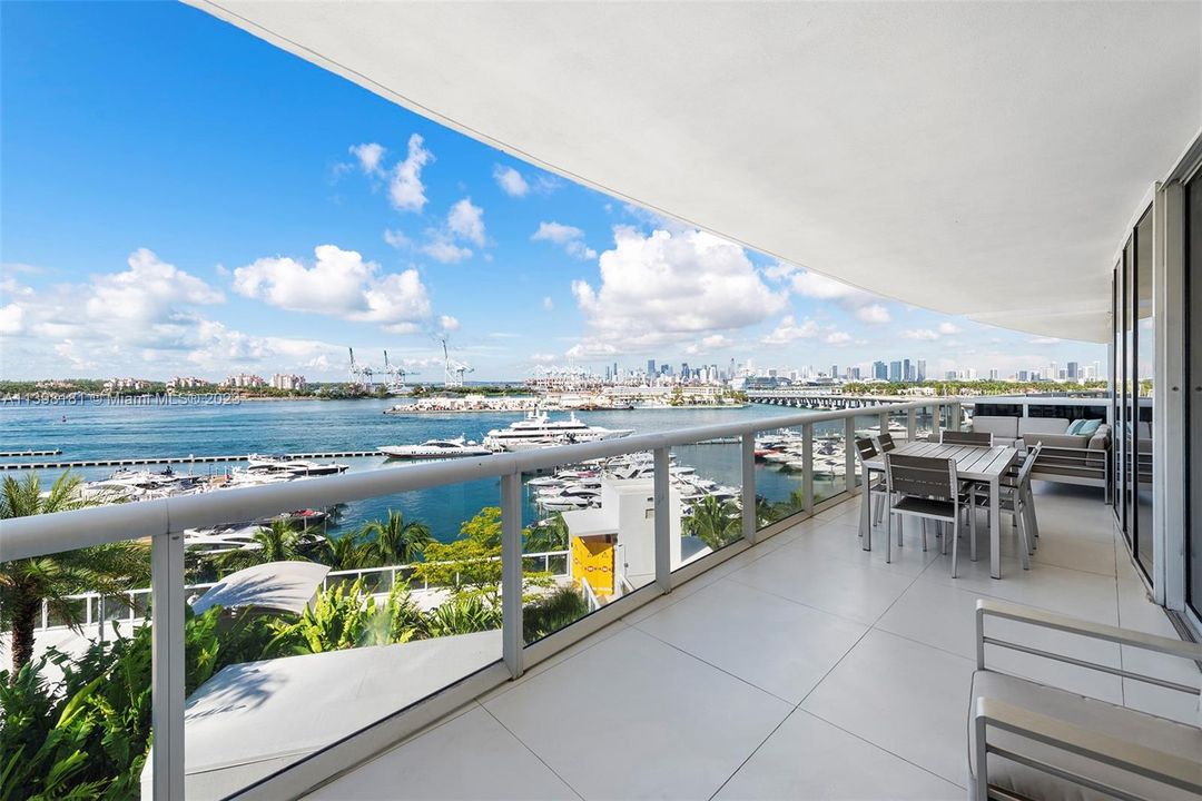For Sale: $2,575,000 (2 beds, 2 baths, 1425 Square Feet)