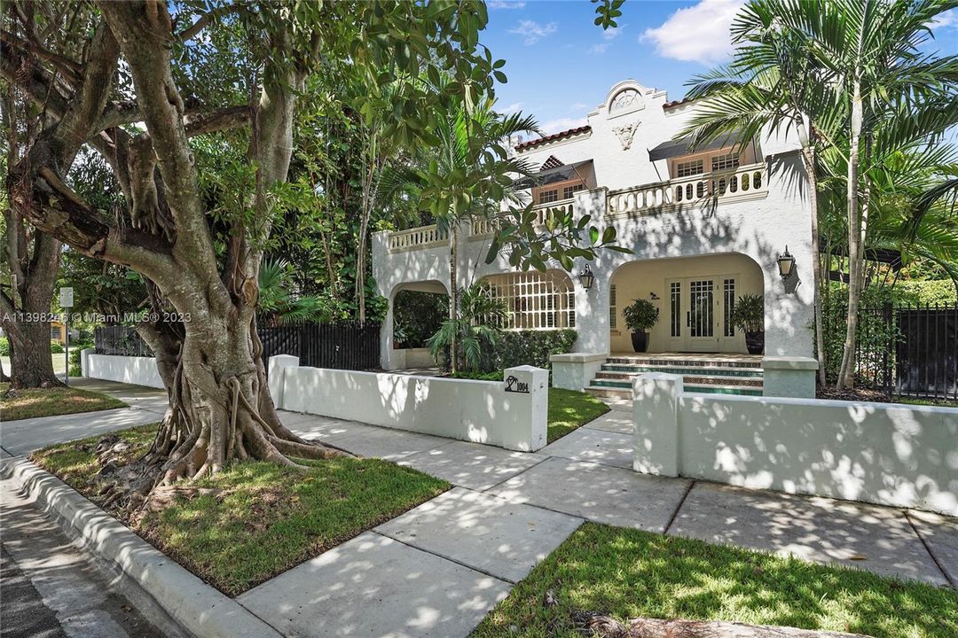 Recently Sold: $1,980,000 (3 beds, 3 baths, 2612 Square Feet)