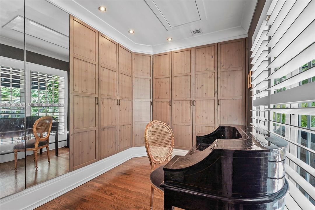 Recently Sold: $1,980,000 (3 beds, 3 baths, 2612 Square Feet)