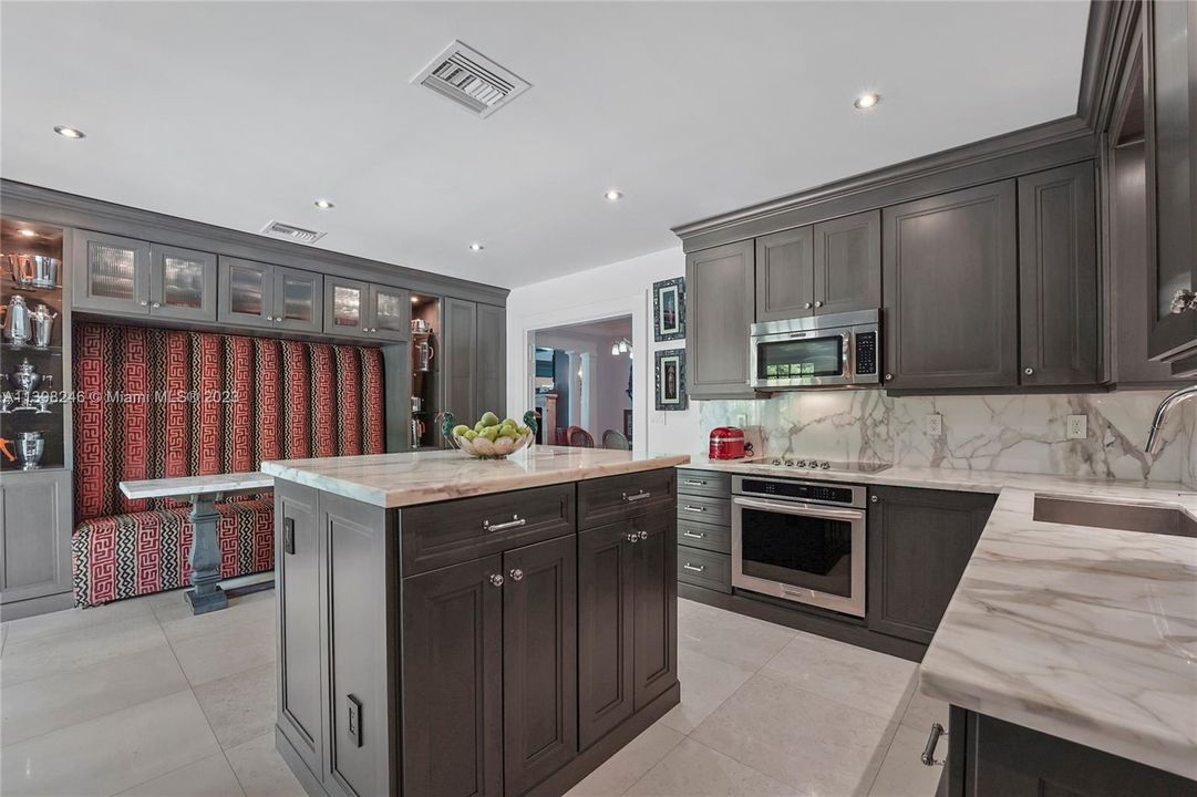 Recently Sold: $1,980,000 (3 beds, 3 baths, 2612 Square Feet)