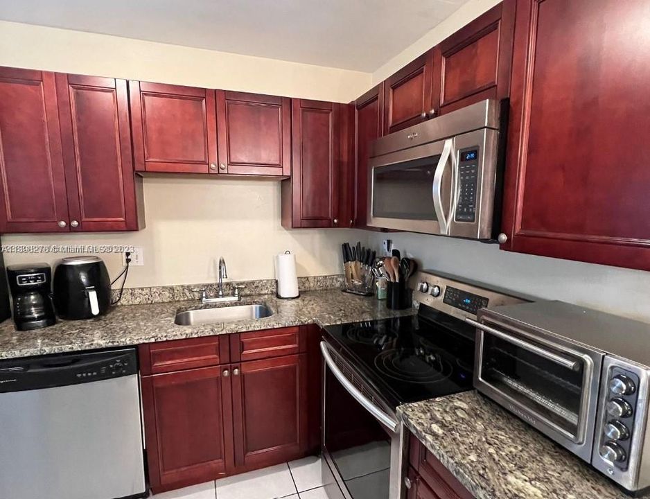 Recently Rented: $2,200 (2 beds, 2 baths, 880 Square Feet)