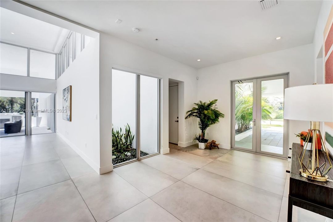 Recently Sold: $2,780,000 (5 beds, 6 baths, 4305 Square Feet)