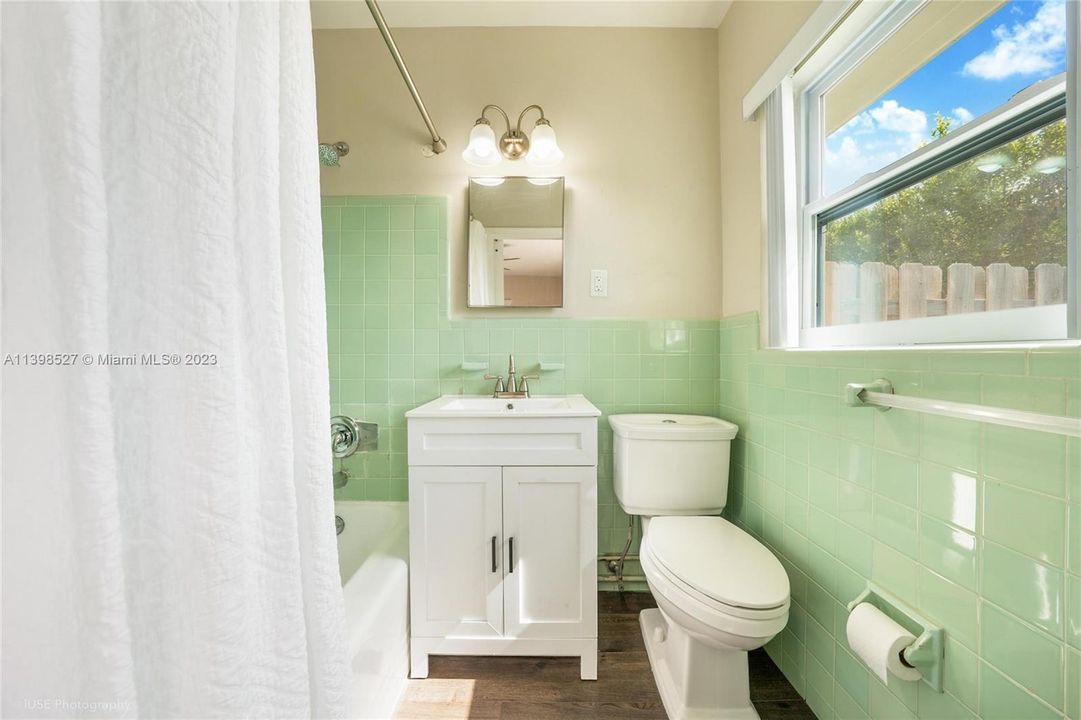 最近售出: $1,595,000 (0 贝兹, 0 浴室, 2077 平方英尺)