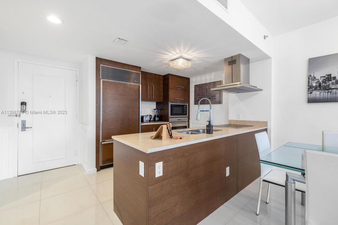 For Sale: $839,900 (1 beds, 1 baths, 790 Square Feet)