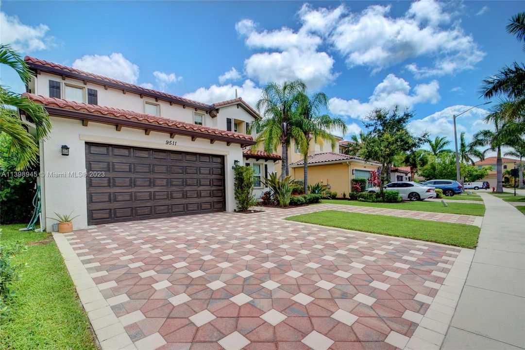 Recently Sold: $925,000 (4 beds, 2 baths, 2866 Square Feet)