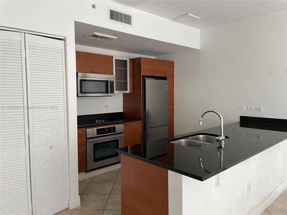 Recently Rented: $2,985 (1 beds, 1 baths, 802 Square Feet)