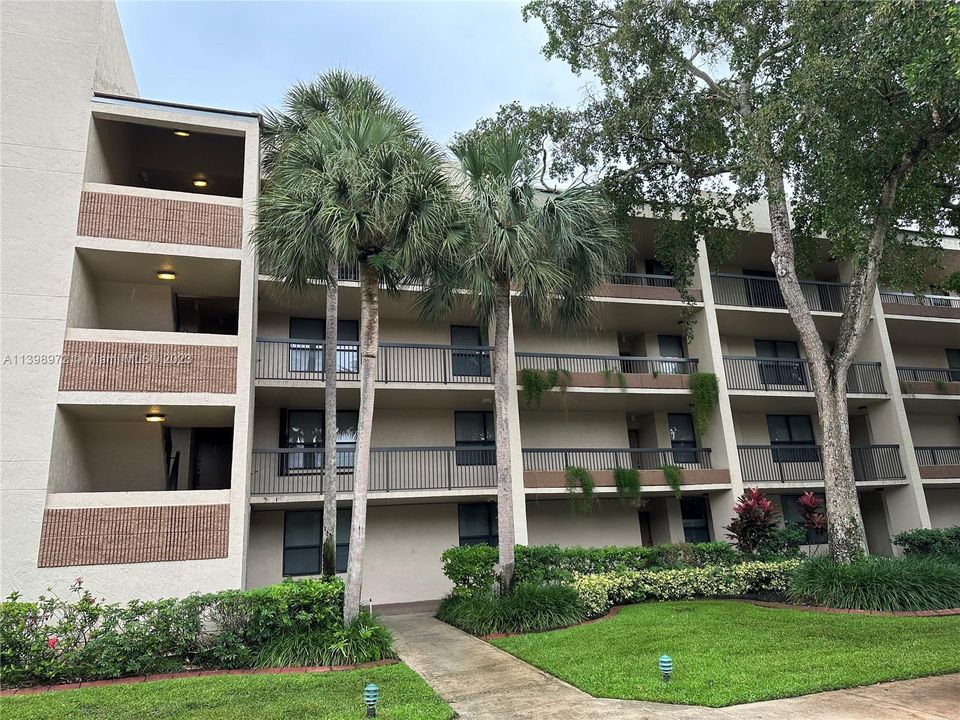 Recently Sold: $255,000 (2 beds, 2 baths, 979 Square Feet)
