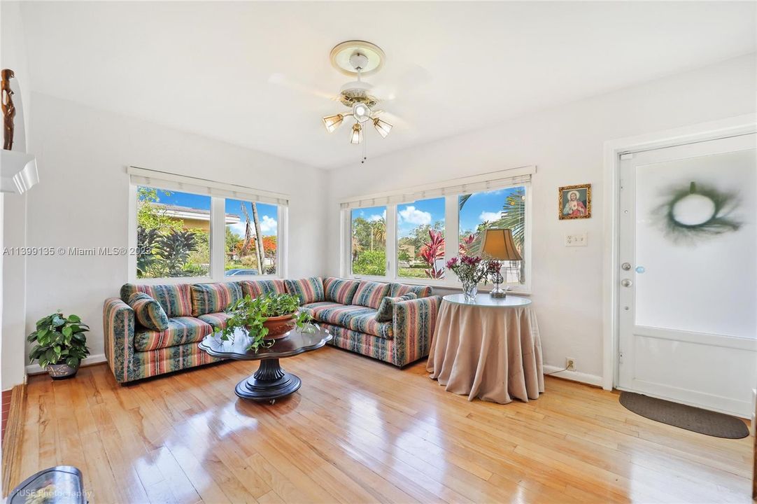 Recently Sold: $975,000 (4 beds, 2 baths, 1842 Square Feet)