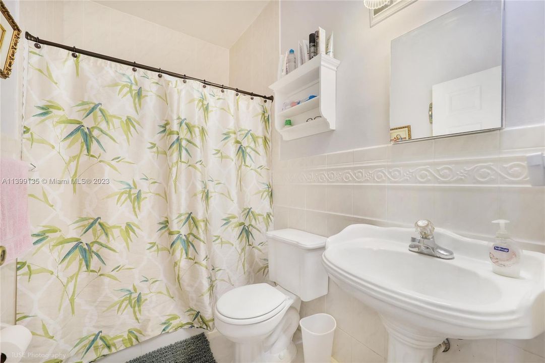 Recently Sold: $975,000 (4 beds, 2 baths, 1842 Square Feet)