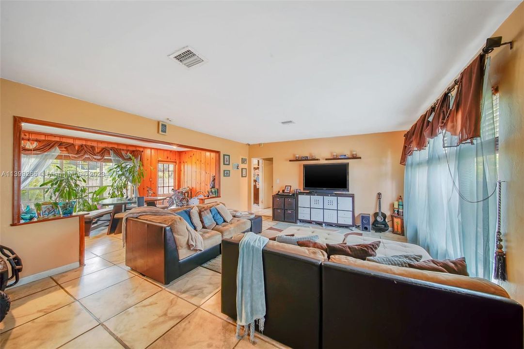For Sale: $2,000,000 (3 beds, 2 baths, 1617 Square Feet)