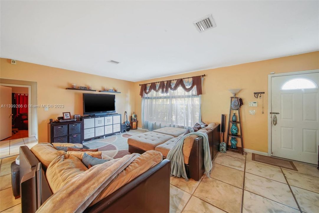 For Sale: $2,000,000 (3 beds, 2 baths, 1617 Square Feet)