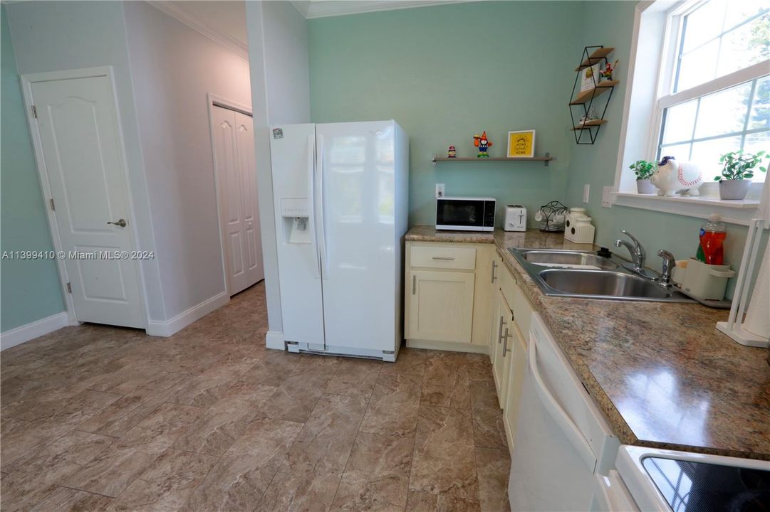 For Sale: $665,000 (2 beds, 2 baths, 1400 Square Feet)