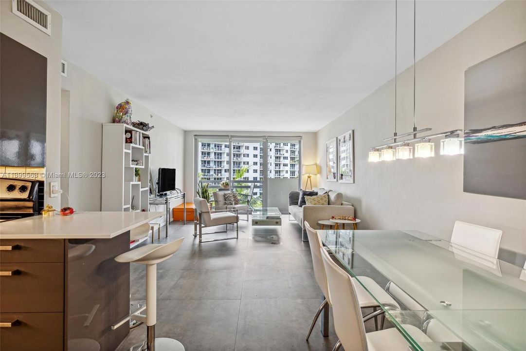 For Sale: $510,000 (1 beds, 1 baths, 729 Square Feet)