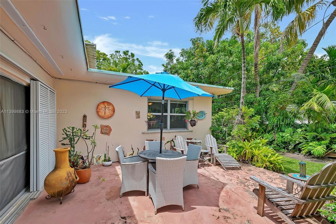 Recently Sold: $2,500,000 (3 beds, 2 baths, 2196 Square Feet)