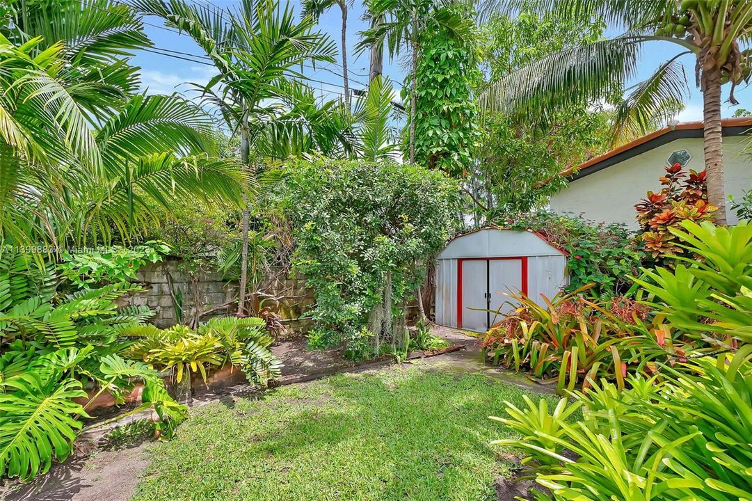 Recently Sold: $2,500,000 (3 beds, 2 baths, 2196 Square Feet)