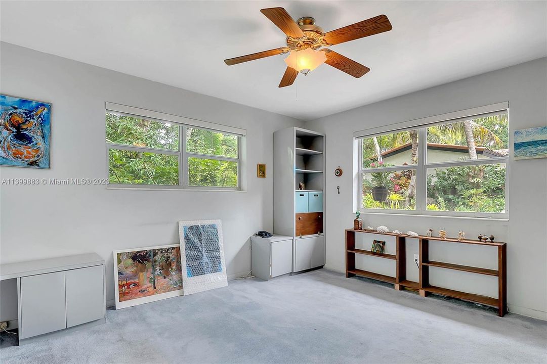 Recently Sold: $2,500,000 (3 beds, 2 baths, 2196 Square Feet)