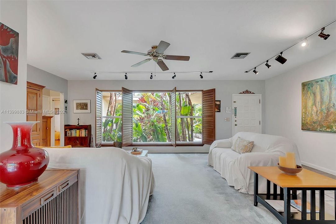 Recently Sold: $2,500,000 (3 beds, 2 baths, 2196 Square Feet)