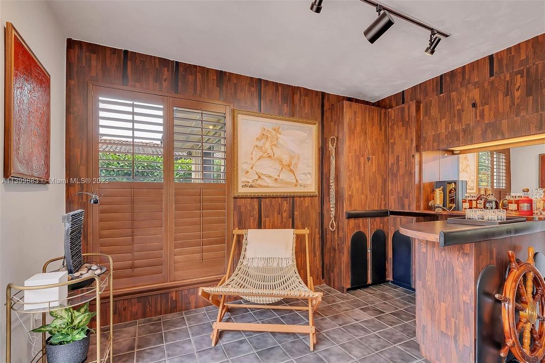 Recently Sold: $2,500,000 (3 beds, 2 baths, 2196 Square Feet)