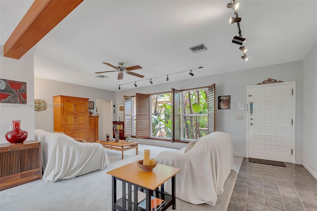 Recently Sold: $2,500,000 (3 beds, 2 baths, 2196 Square Feet)