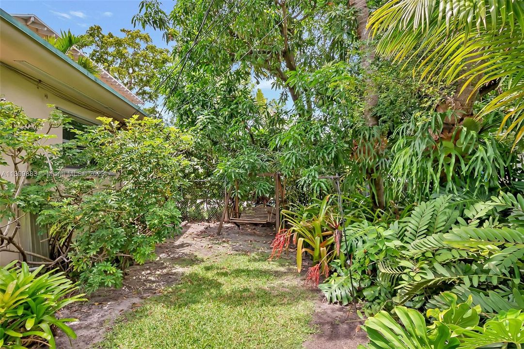 Recently Sold: $2,500,000 (3 beds, 2 baths, 2196 Square Feet)