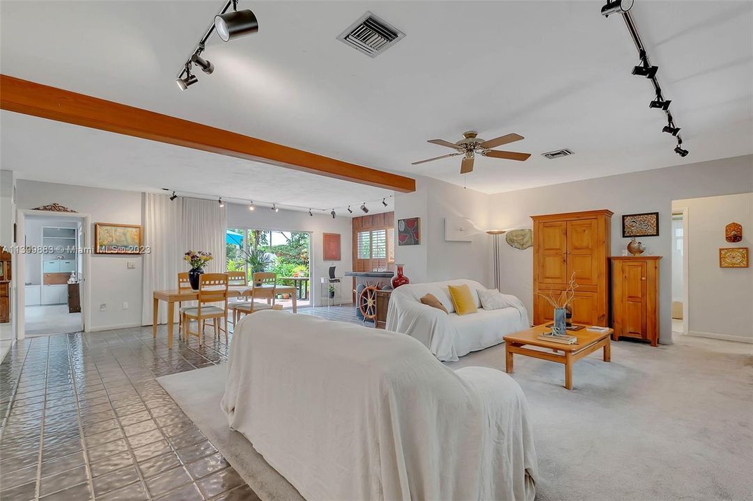 Recently Sold: $2,500,000 (3 beds, 2 baths, 2196 Square Feet)