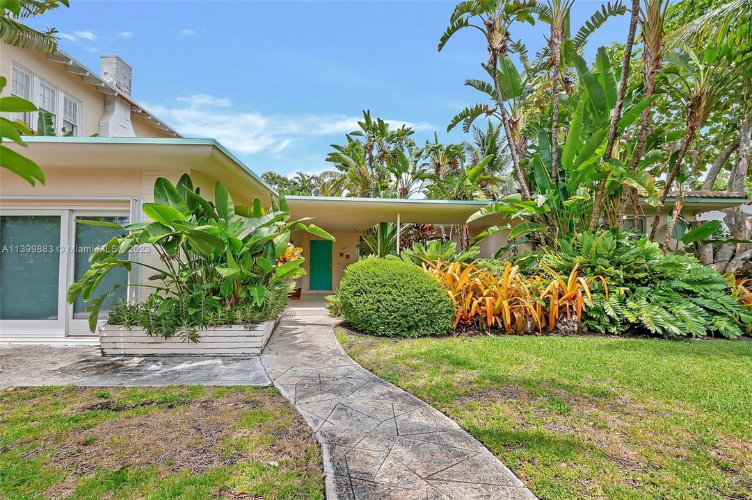 Recently Sold: $2,500,000 (3 beds, 2 baths, 2196 Square Feet)