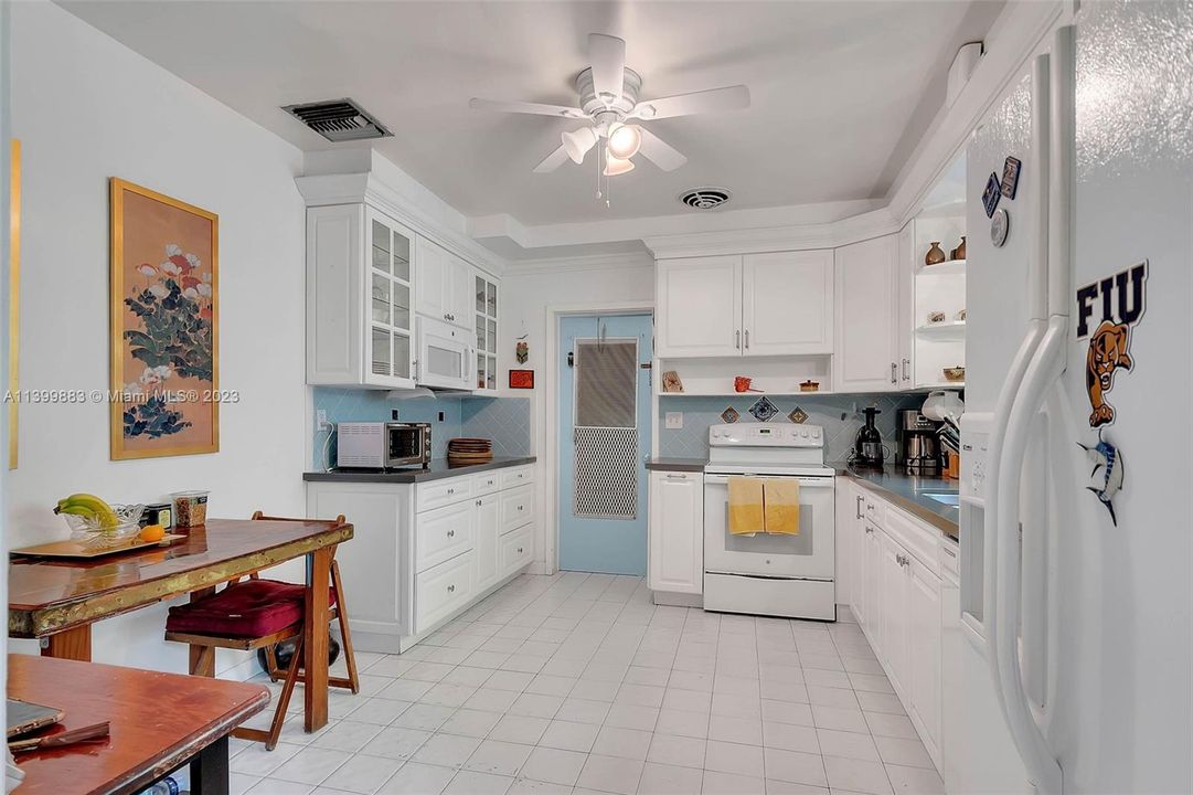 Recently Sold: $2,500,000 (3 beds, 2 baths, 2196 Square Feet)