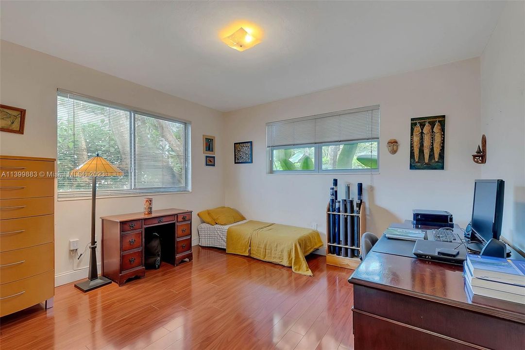 Recently Sold: $2,500,000 (3 beds, 2 baths, 2196 Square Feet)