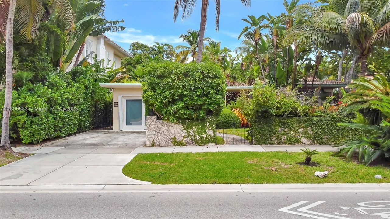 Recently Sold: $2,500,000 (3 beds, 2 baths, 2196 Square Feet)