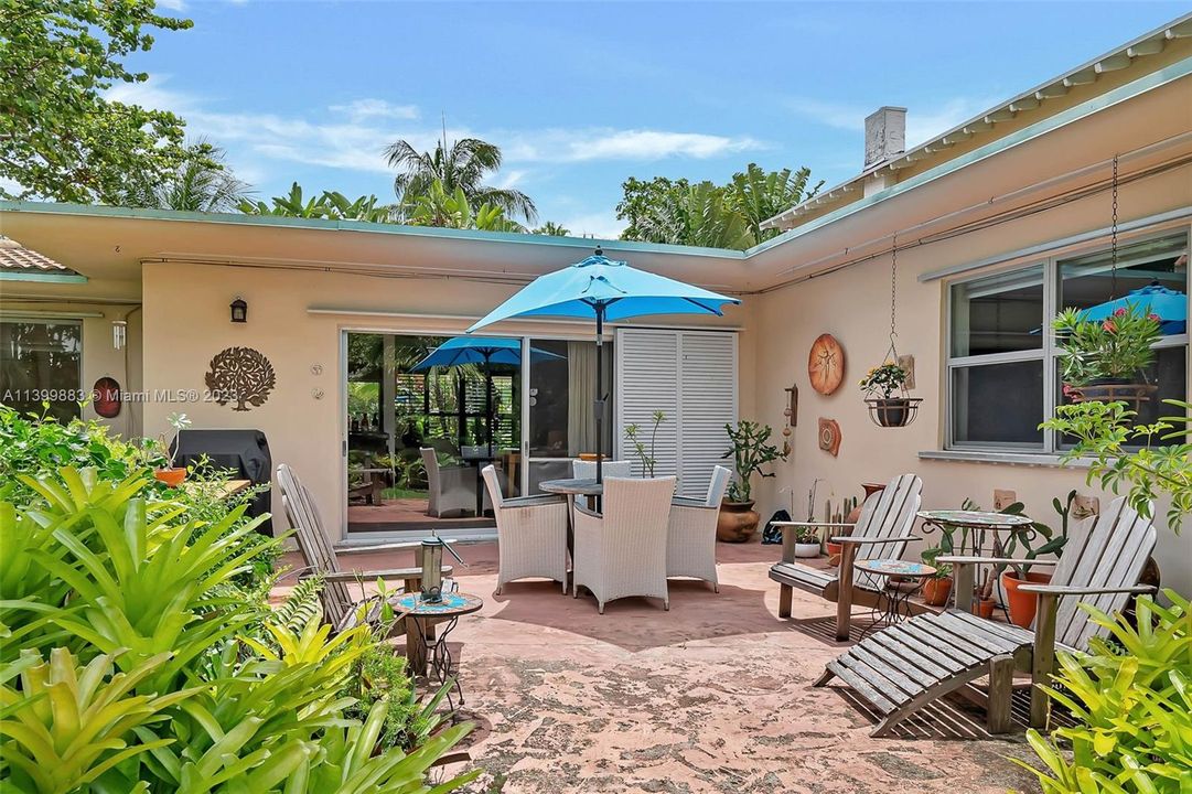 Recently Sold: $2,500,000 (3 beds, 2 baths, 2196 Square Feet)