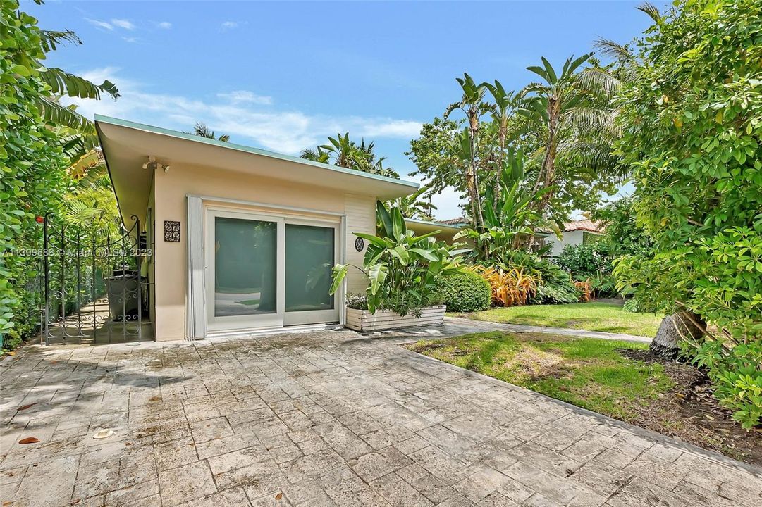 Recently Sold: $2,500,000 (3 beds, 2 baths, 2196 Square Feet)