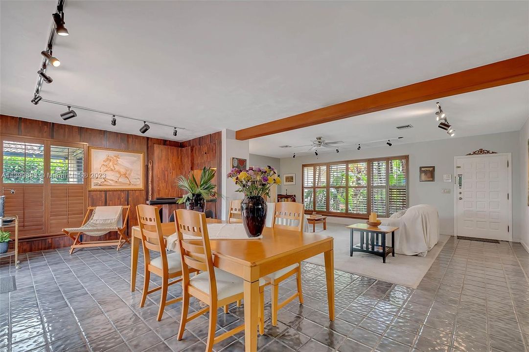 Recently Sold: $2,500,000 (3 beds, 2 baths, 2196 Square Feet)