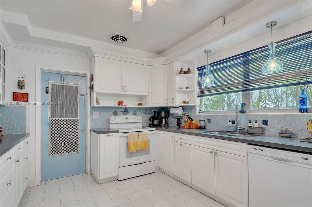 Recently Sold: $2,500,000 (3 beds, 2 baths, 2196 Square Feet)