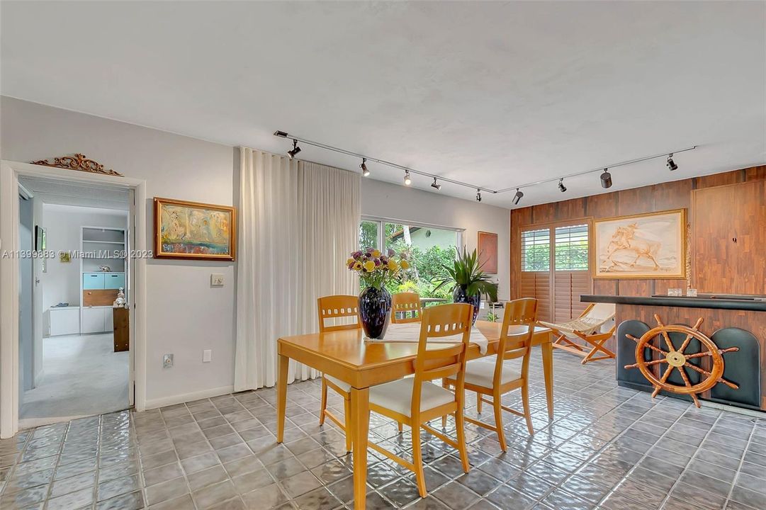 Recently Sold: $2,500,000 (3 beds, 2 baths, 2196 Square Feet)