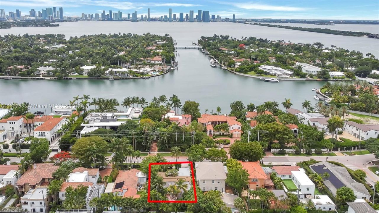 Recently Sold: $2,500,000 (3 beds, 2 baths, 2196 Square Feet)