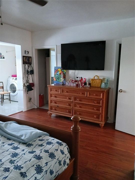 For Sale: $130,000 (1 beds, 1 baths, 775 Square Feet)