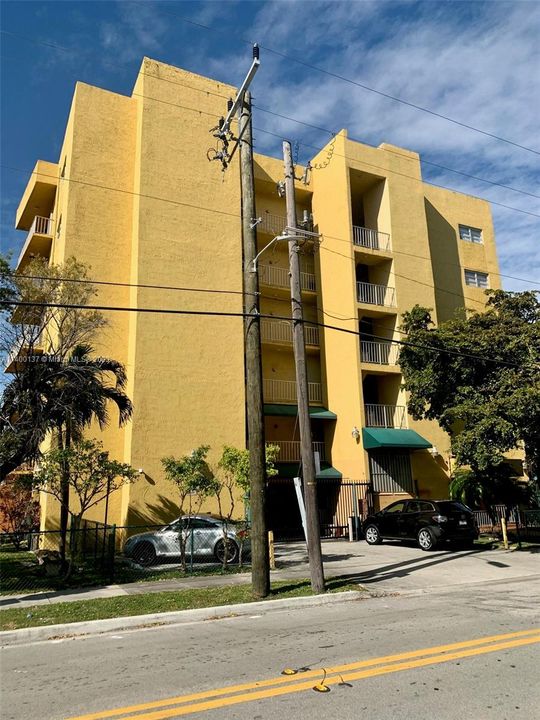 Recently Rented: $2,200 (2 beds, 1 baths, 975 Square Feet)